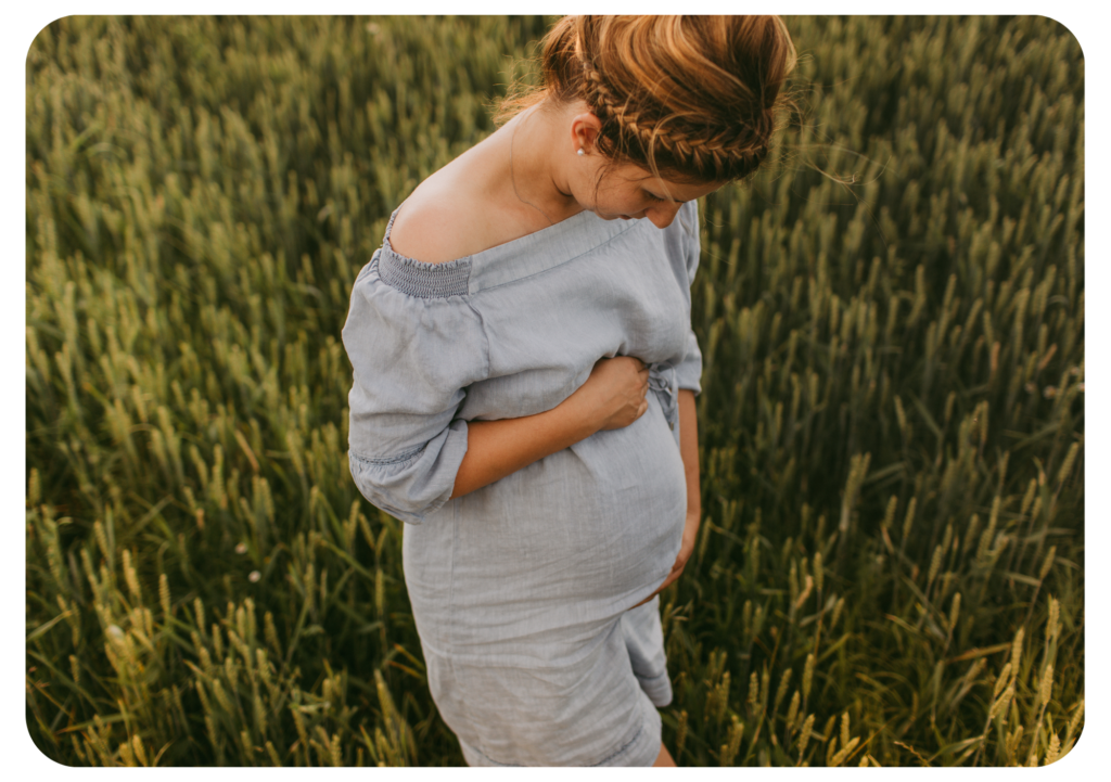 Femme enceinte apprenant des techniques de régulation du système nerveux et d'hypnose pour apaiser ses peurs pendant la grossesse à Nantes