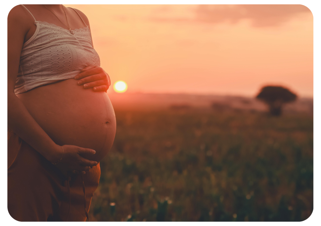 Femme enceinte sereine pratiquant la relaxation et l'hypnose pour gérer les traumatismes pendant la grossesse à Nantes